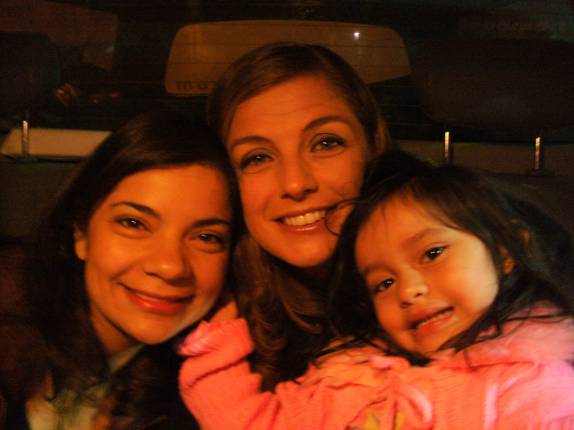 Com a Clara e a Amelie em Bogotá, na Colômbia, antes de ir no Andrés Carne de Res